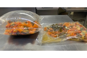 sac sous vide avec des aliments qui gonflent pendant la cuisson sous vide