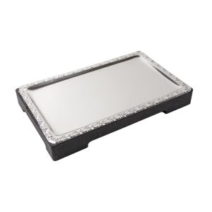 Plateau réfrigéré pour comptoir ou buffet. Composé d'un socle noir isolant en Polypropylène Expansé, d'un accumulateur de froid (gel eutectique) et d'une plaque Inox décorée GN 1/1