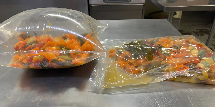 sac sous vide avec des aliments qui gonflent pendant la cuisson sous vide